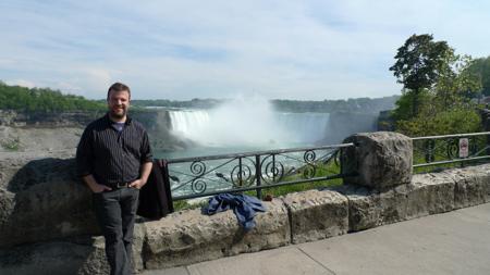 Ich an den Niagarafällen.